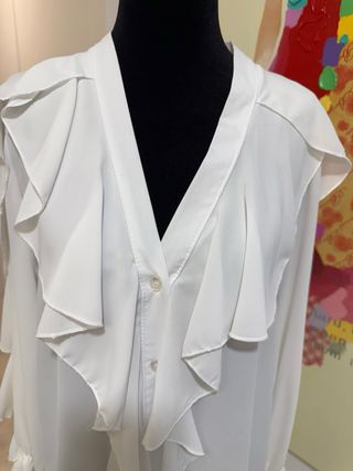 BLUSA blanca con volantes