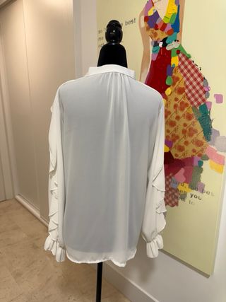 BLUSA blanca con volantes