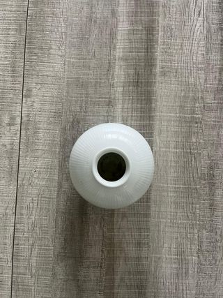 Jarrón blanco redondo con adorno dorado