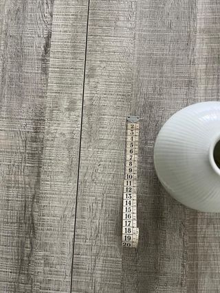 Jarrón blanco redondo con adorno dorado