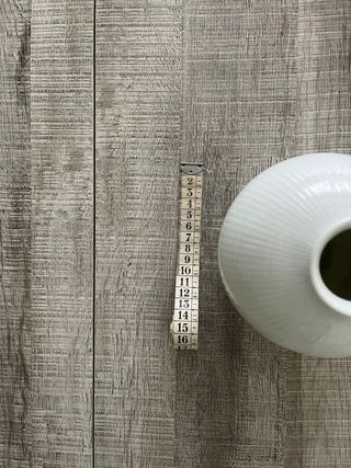 Jarrón blanco redondo con adorno dorado