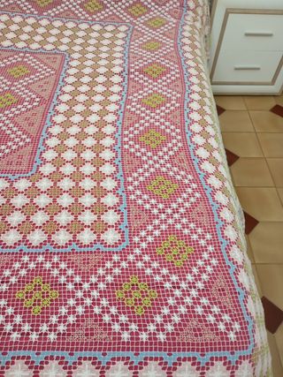 Colcha antigua de red hecha amano