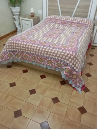 Colcha antigua de red hecha amano