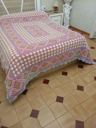 Colcha antigua de red hecha amano