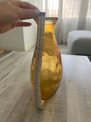 Jarrón de color ocre o marrón, transparente.