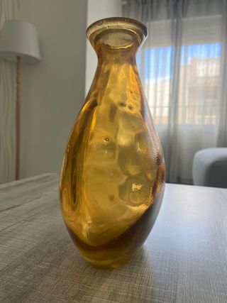 Jarrón de color ocre o marrón, transparente.