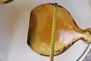 Jarrón de color ocre o marrón, transparente.