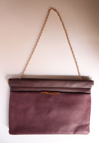 Bolso clutch serpiente morado