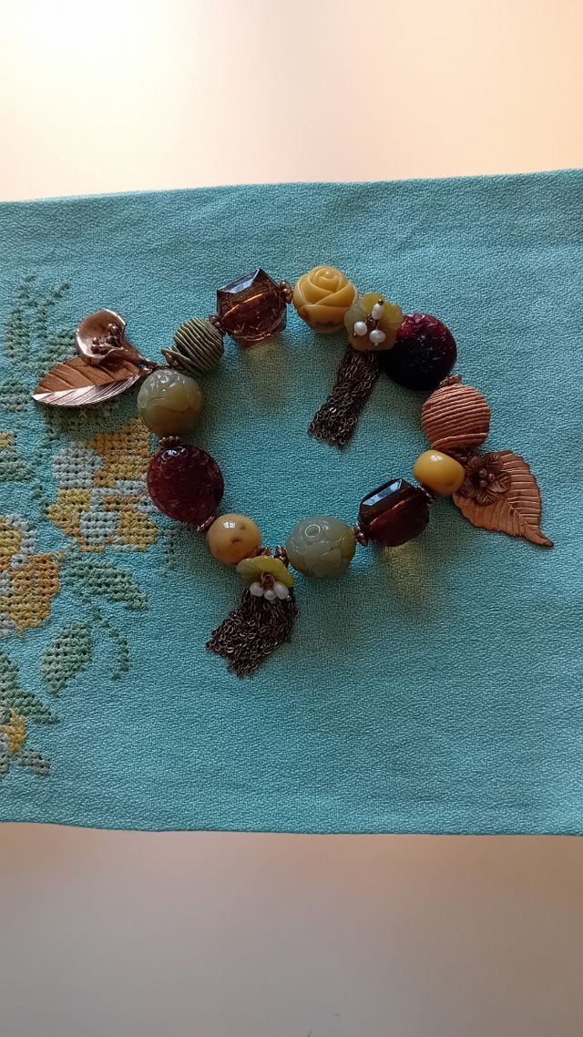 Bracciale con pietre colorate e charms