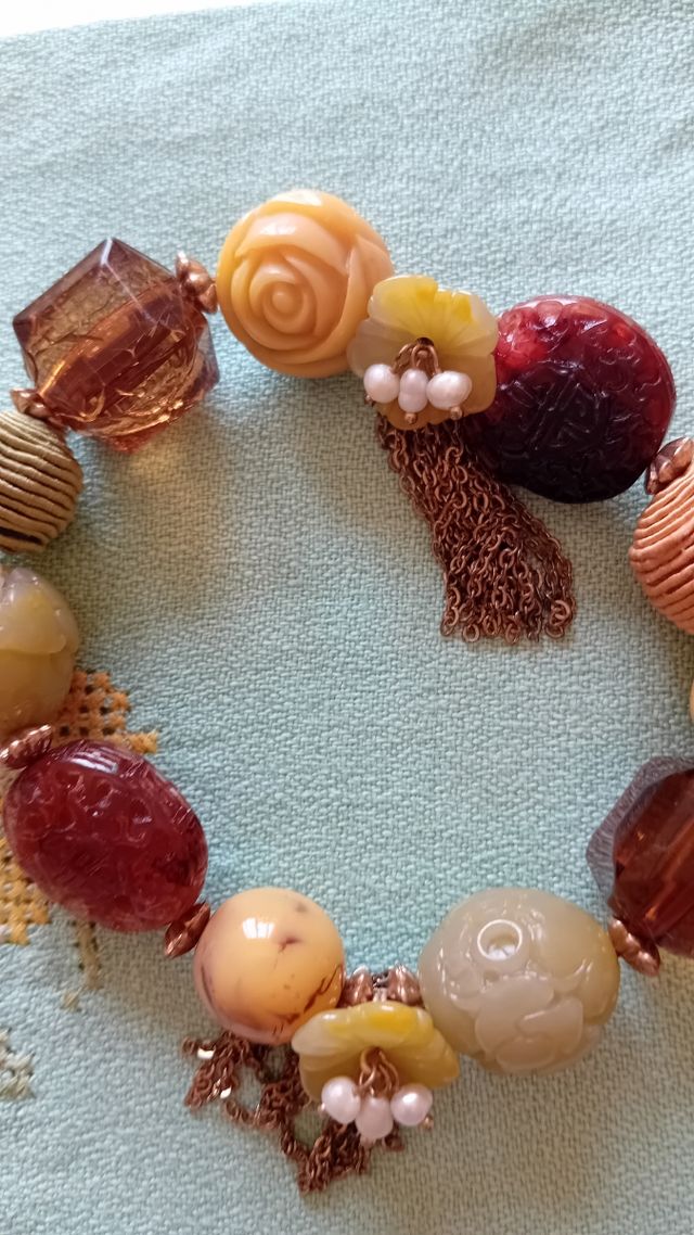 Bracciale con pietre colorate e charms