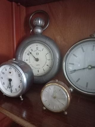 Antigüedades, cuatro relojes despertador
