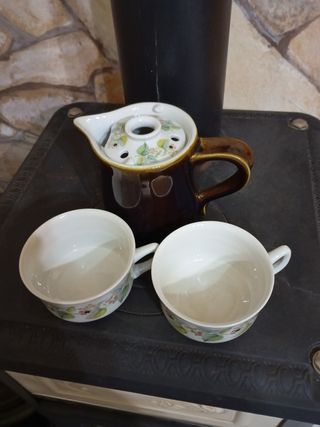 Theiera in ceramica con 2 tazze