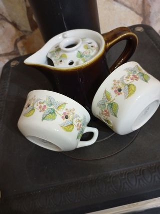 Theiera in ceramica con 2 tazze