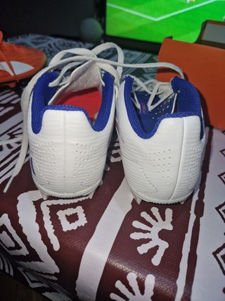 Botas tacos futbol niño