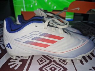 Botas tacos futbol niño