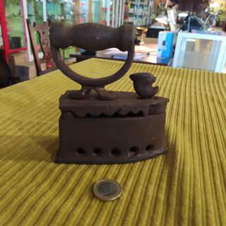 ANTIGUA PEQUEÑA PLANCHA DE HIERRO