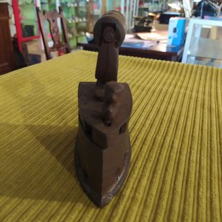 ANTIGUA PEQUEÑA PLANCHA DE HIERRO