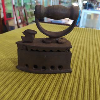 ANTIGUA PEQUEÑA PLANCHA DE HIERRO