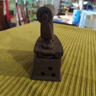 ANTIGUA PEQUEÑA PLANCHA DE HIERRO