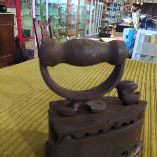 ANTIGUA PEQUEÑA PLANCHA DE HIERRO