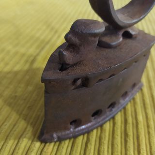 ANTIGUA PEQUEÑA PLANCHA DE HIERRO