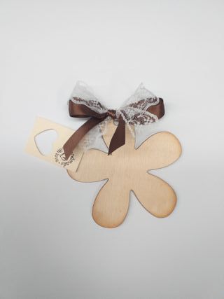 Segnaposto in legno con fiocco e pizzo