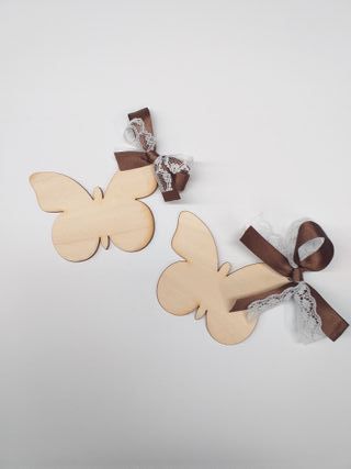 Segnaposto in legno con fiocco e pizzo