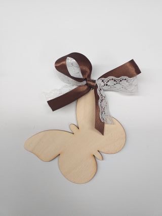 Segnaposto in legno con fiocco e pizzo