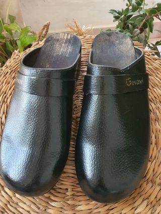 Socas pretas em pele e madeira. Gevavi