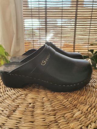 Socas pretas em pele e madeira. Gevavi
