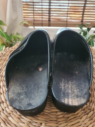 Socas pretas em pele e madeira. Gevavi