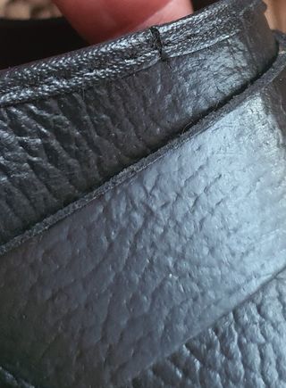 Socas pretas em pele e madeira. Gevavi