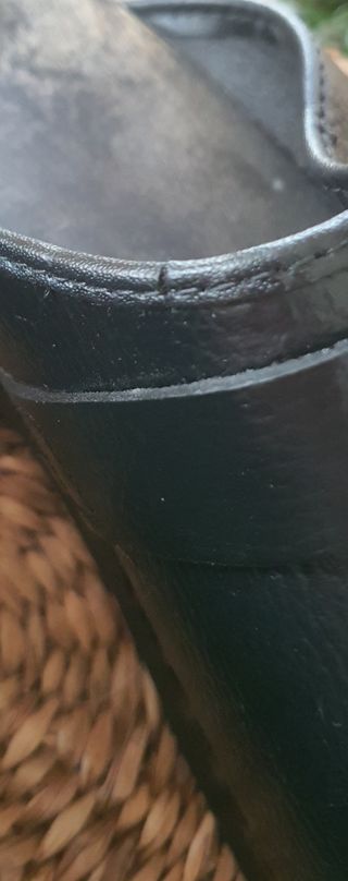 Socas pretas em pele e madeira. Gevavi