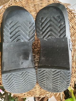 Socas pretas em pele e madeira. Gevavi