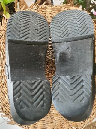 Socas pretas em pele e madeira. Gevavi