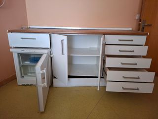 Muebles bajos de cocina con congelador