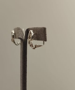 PENDIENTES CON PIEDRAS BLANCAS DE ORO BLANCO 18K