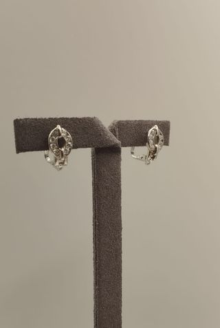 PENDIENTES CON PIEDRAS BLANCAS DE ORO BLANCO 18K
