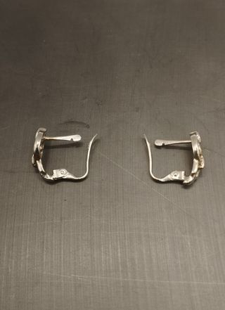 PENDIENTES CON PIEDRAS BLANCAS DE ORO BLANCO 18K