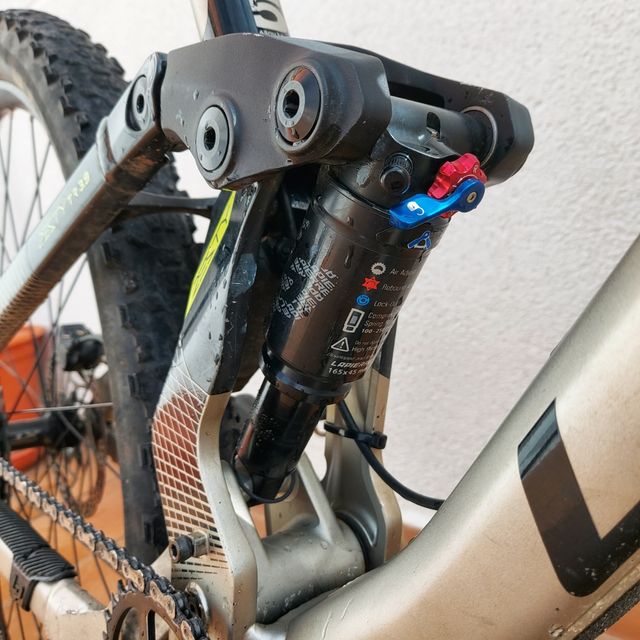 Bicicleta de montaña doble suspensión