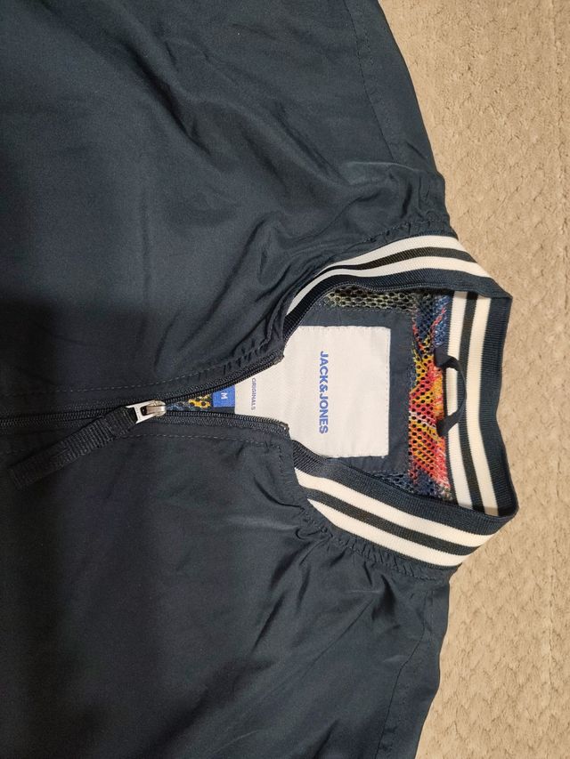 Cazadora joven hombre