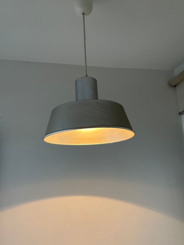 Antigua lámpara metálica de un mercado