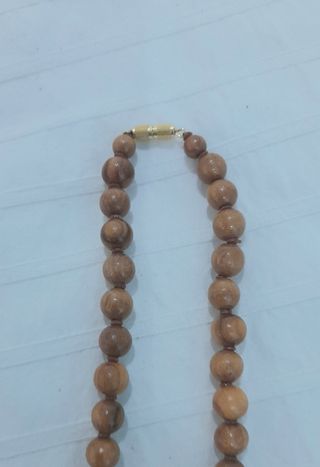 Collar de madera, resistente y ligero, de calidad.