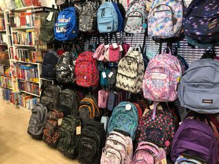 Estanterias metalicas de ganchos para mochilas