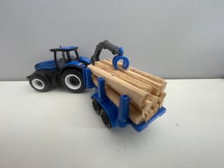 Tractor New Holland con troncos de madera. 1/64