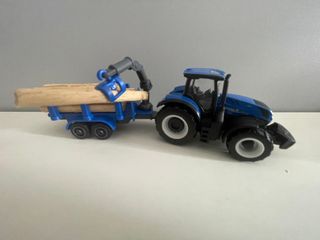 Tractor New Holland con troncos de madera. 1/64