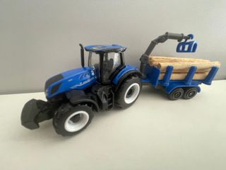 Tractor New Holland con troncos de madera. 1/64