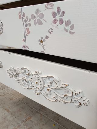 Conjunto de buró y butaca romántico.