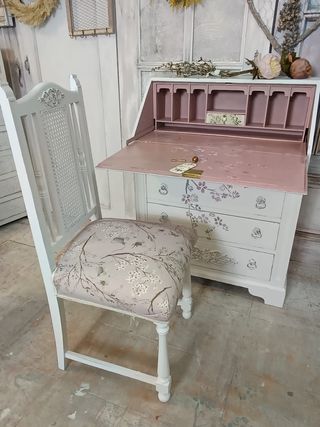 Conjunto de buró y butaca romántico.