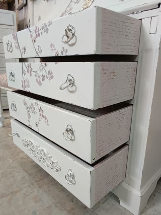 Conjunto de buró y butaca romántico.